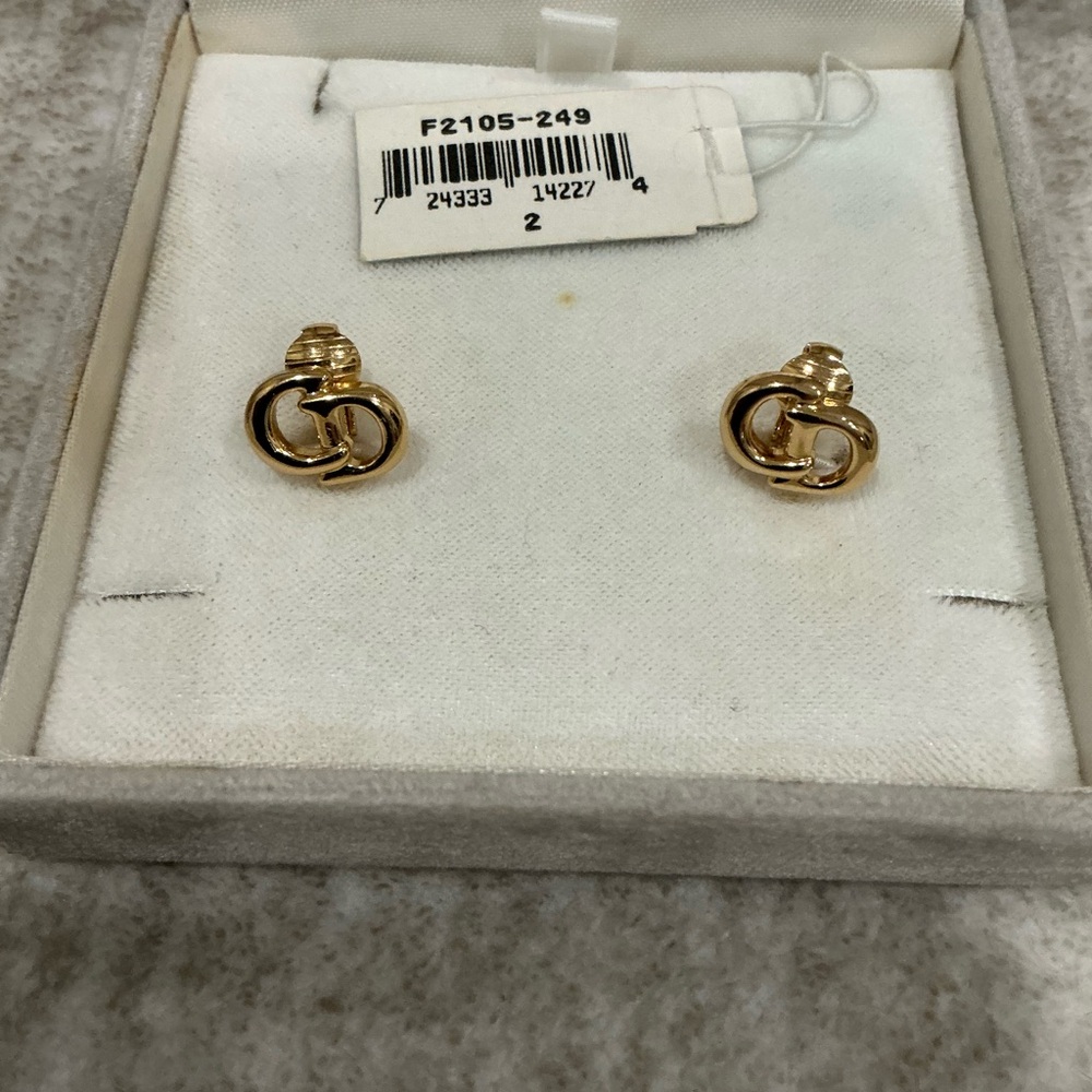 🔥SALE🔥!💎DIOR💎CLIP ON EARRINGS WITH ORIGINAL BOX AND TAG - Picture 4 of 7